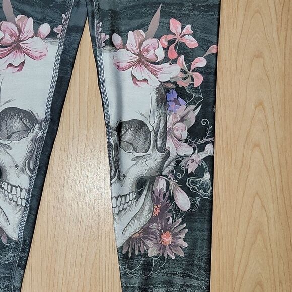 EVOLUTION AND CREATION ACTIVEWEAR GRAY WITH PINK FLOWERS SKULL LEGGING CAPRIS - Picture 7 of 7
